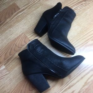 Daisy Fuentes black ankle boots with zipper trim